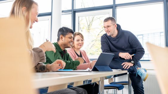 Studierende bei der Gruppenarbeit im Lehrveranstaltungsraum in lockerer Athmosphäre