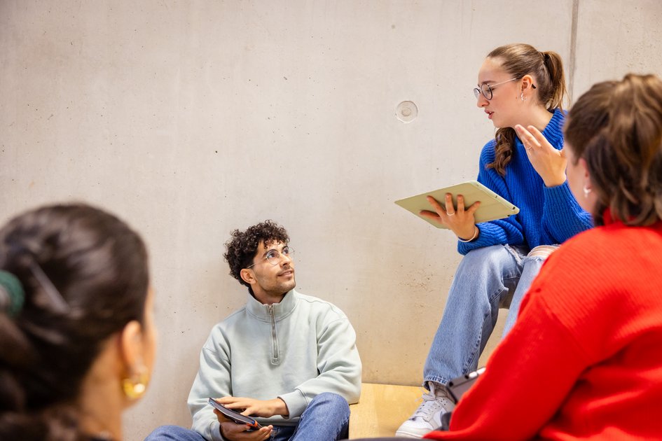 Studierende der Ostfalia Hochschule am Campus Wolfsburg. Dort kann man unter anderem Gesundheitsökonomie und Management studieren.