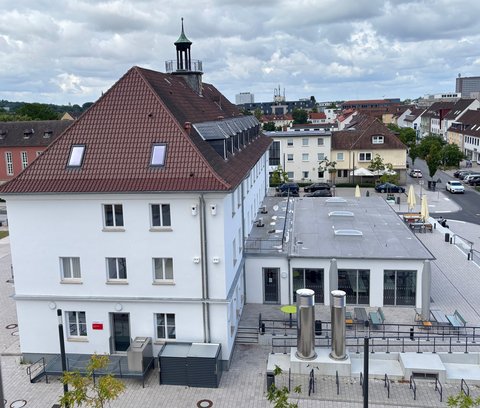 Blick auf B-Gebäude und Mensa