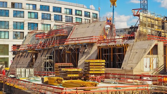 Baustelle mit Schaltafeln, Sicherungen und fertigen Betonwänden