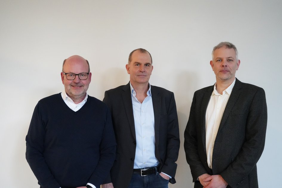 Pressefoto (Julia Mehring/Ostfalia): Von links nach rechts: Prof. Dr. Heinz-Dieter Quack, Ostfalia-Vizepräsident für Forschung, Entwicklung und Technologietransfer, Dipl.-Biol. Kai Hillebrecht, Leiter des Wissens- und Technologietransfers der Ostfalia Hochschule sowie Dr. Claudius Schiller, Geschäftsführer der Wirtschaftsförderung im Landkreis Wolfenbüttel GmbH. 