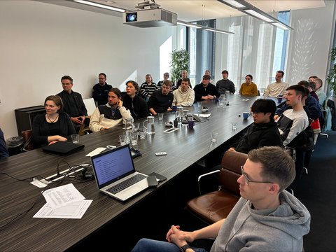 Studierende am Gruppentisch bei der Begrüßung bei Thyssengas (öffnet Vergrößerung des Bildes)