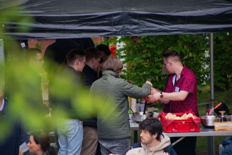 Aufnahme vom Stammtisch 2026 im Außenbereich der Fakultät Versorgungstechnik (öffnet Vergrößerung des Bildes)