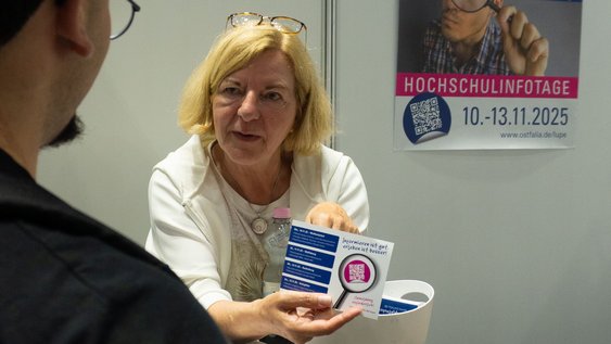 Bettina Denecke, Leiterin des Praxisamts der Fakultät Soziale Arbeit, informiert am Stand auf der Vocatium einen interessierten Schüler über das Studienangebot.