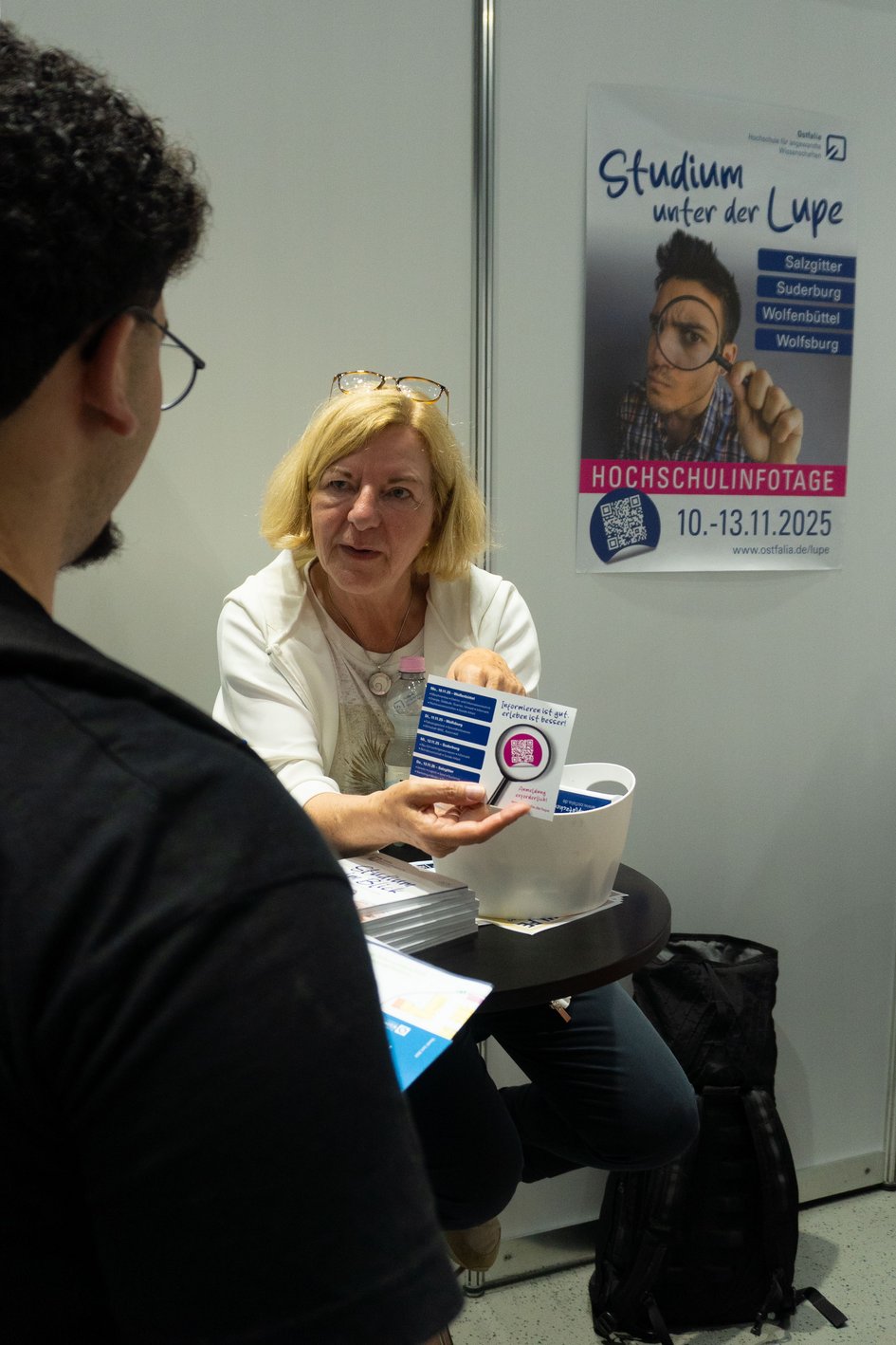 Bettina Denecke, Leiterin des Praxisamts der Fakultät Soziale Arbeit, informiert am Stand auf der Vocatium einen interessierten Schüler über das Studienangebot.