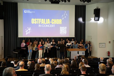 Der Ostfalia-Chor beim Auftritt vor Publikum in der Aula. (öffnet Vergrößerung des Bildes)