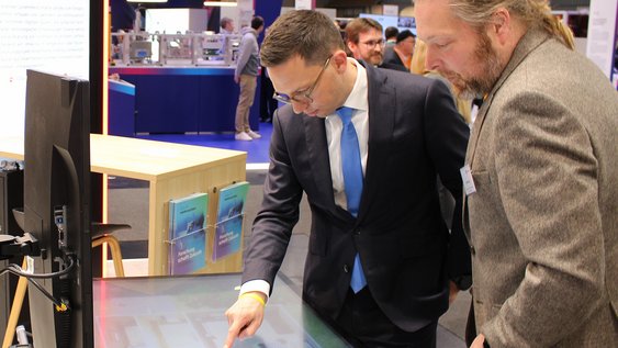 Minister Falko Mohrs im Gespräch mit Prof. Dr.-Ing. Felix Büsching von der Ostfalia Hochschule auf der Hannover Messe 2026.