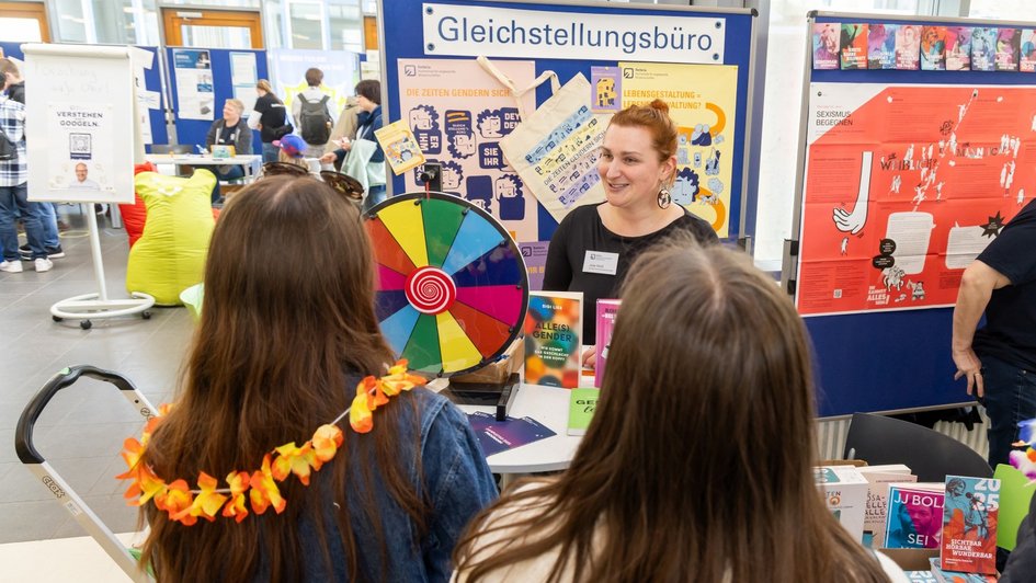 Press photo 3 (Philipp Ziebart/Ostfalia): At more than 65 information and experimentation stations, guests were able to find out more about Ostfalia and its projects on Campus Day.