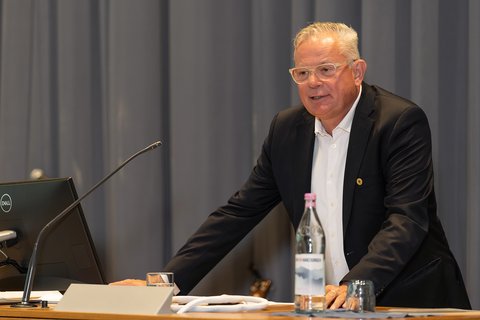Marcus Eckhoff spricht an einem Rednerpult mit Mikrofon in der Aula. (öffnet Vergrößerung des Bildes)