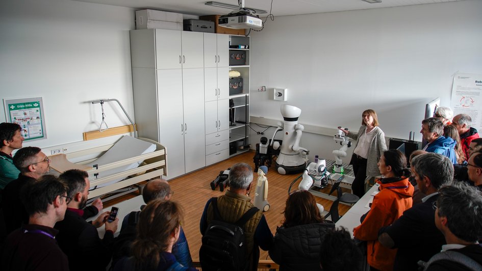 Pressefoto (Nadine Zimmer/Ostfalia): Prof. Dr. Dagmar Meyer erklärte den internationalen Gästen der Konferenz bei der Laborführung die unterschiedlichen Stärken und Einsatzfelder der Roboter im Labor für Assistive Technologien der Ostfalia.