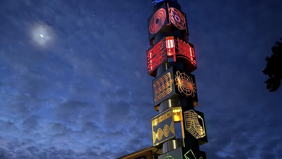 Der “Turm der Technik” an der Salzdahlumer Straße ist zu einem Wahrzeichen der Ostfalia Hochschule geworden. Die Skulptur wurde 2001 bis 2003 von Gerd Winner geschaffen.