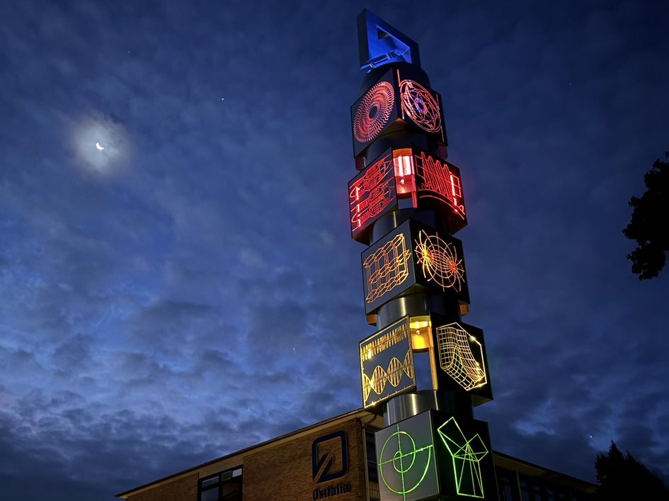 Der “Turm der Technik” an der Salzdahlumer Straße ist zu einem Wahrzeichen der Ostfalia Hochschule geworden. Die Skulptur wurde 2001 bis 2003 von Gerd Winner geschaffen.