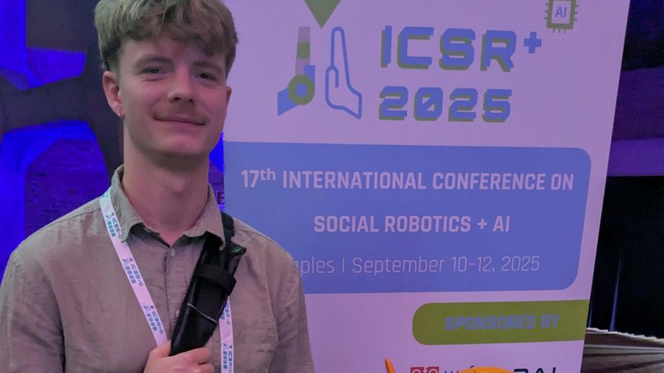 Ostfalia-Masterabsolvent Christopher Peters auf der "International Conference on Social Robotics + AI" in Neapel.