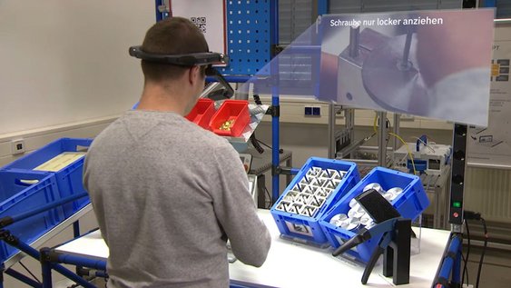 Person mit VR Brille von hinten