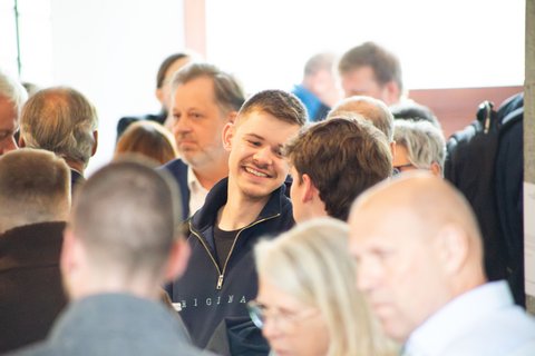 Aufnahme aus der Pause der Fachtagung 2026 von den Zuschauern im Foyer der Ostfalia Hochschule. (öffnet Vergrößerung des Bildes)