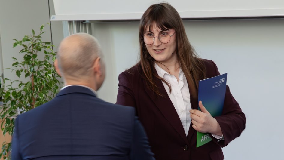 Prof. Marc-Christian Ollrog gratuliert der Preisträgerin Chloé Andronis.