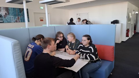 Studierende beim Planspiel (öffnet Vergrößerung des Bildes)