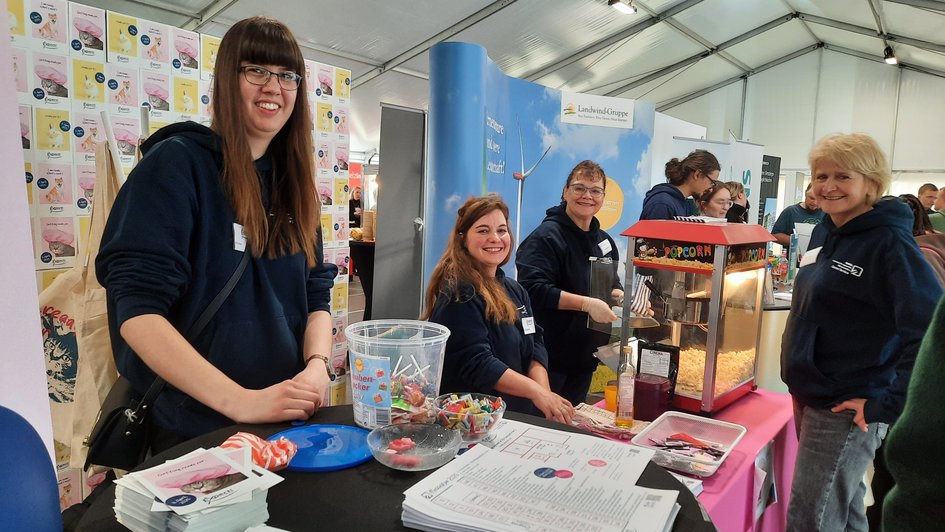 Zentraler Info-Stand im Messezelt