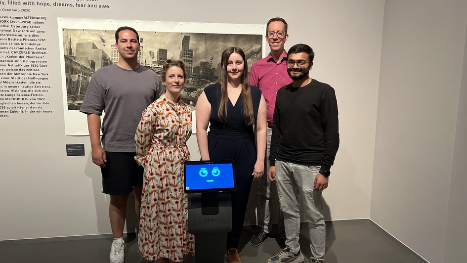Pressefoto (Alexa Knieriem/Ostfalia): Das Projektteam von Ostfalia Hochschule und Herzog Anton Ulrich-Museum mit Museumsbot Carl (v. l.): Ibrahim Al Krad, Dr. Sarah Babin, Lena Sörensen, Prof. Dr. Tobias Dörnbach, Nikhil Togadiya.