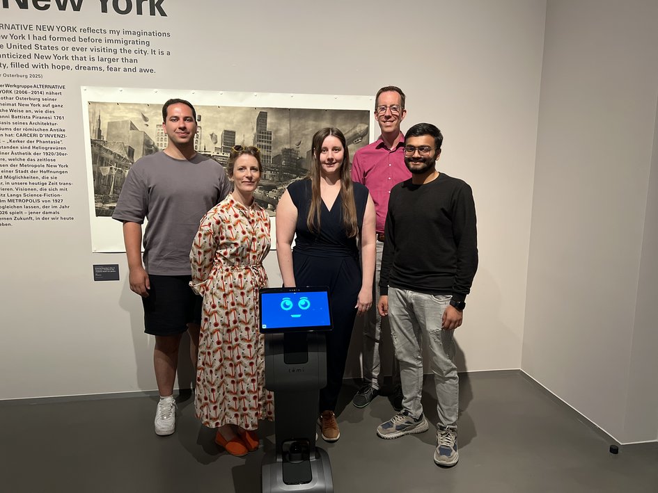 Gruppenfoto vom Projektteam mit dem Museumsbot Carl