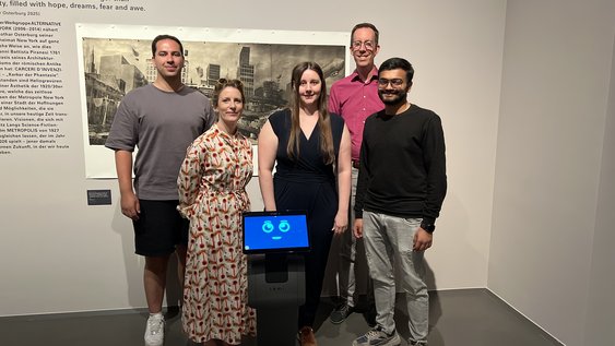 Pressefoto (Alexa Knieriem/Ostfalia): Das Projektteam von Ostfalia Hochschule und Herzog Anton Ulrich-Museum mit Museumsbot Carl (v. l.): Ibrahim Al Krad, Dr. Sarah Babin, Lena Sörensen, Prof. Dr. Tobias Dörnbach, Nikhil Togadiya.
