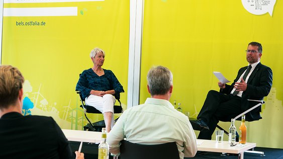 Forum Nachhaltigkeit: Landrätin Christiana Steinbrügge und Prof. Dr. Kai Litschen auf dem Podium 
