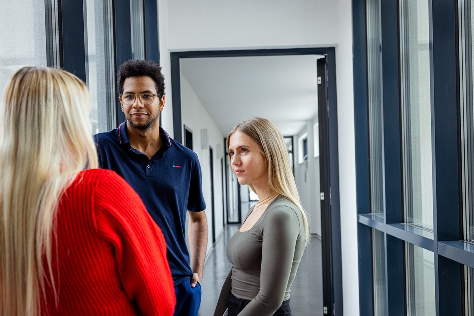 Studierende der Ostfalia Hochschule am Campus Wolfenbüttel. Dort kann man unter anderem Wirtschaftsrecht studieren.