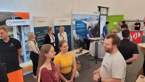 Teilnehmende bei der Recruiting Night 2024 in Wolfenbüttel. Die Ostfalia Hochschule für angewandte Wissenschaften bietet zahlreiche Studiengänge im Praxisverbund an.