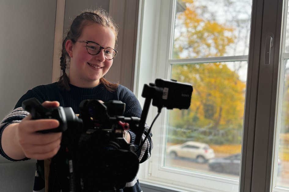 Merle Gerdawischke steht an einer Filmkamera