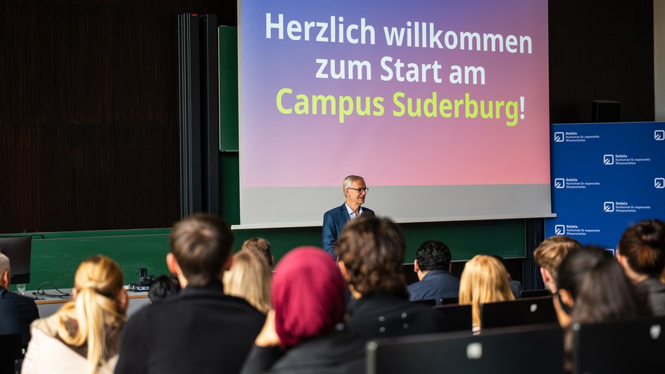 Press photo (Paul Mandelkow/Ostfalia): A view inside the lecture theatre: Dr Heiko Blume, District Administrator of the Uelzen district, delivering his welcome address.