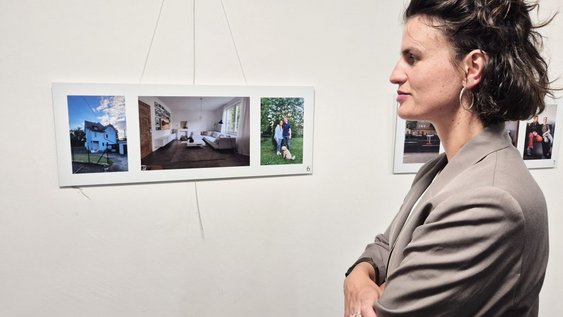 Soziologin Magdalena Bausch betrachtet ihre Bilder.