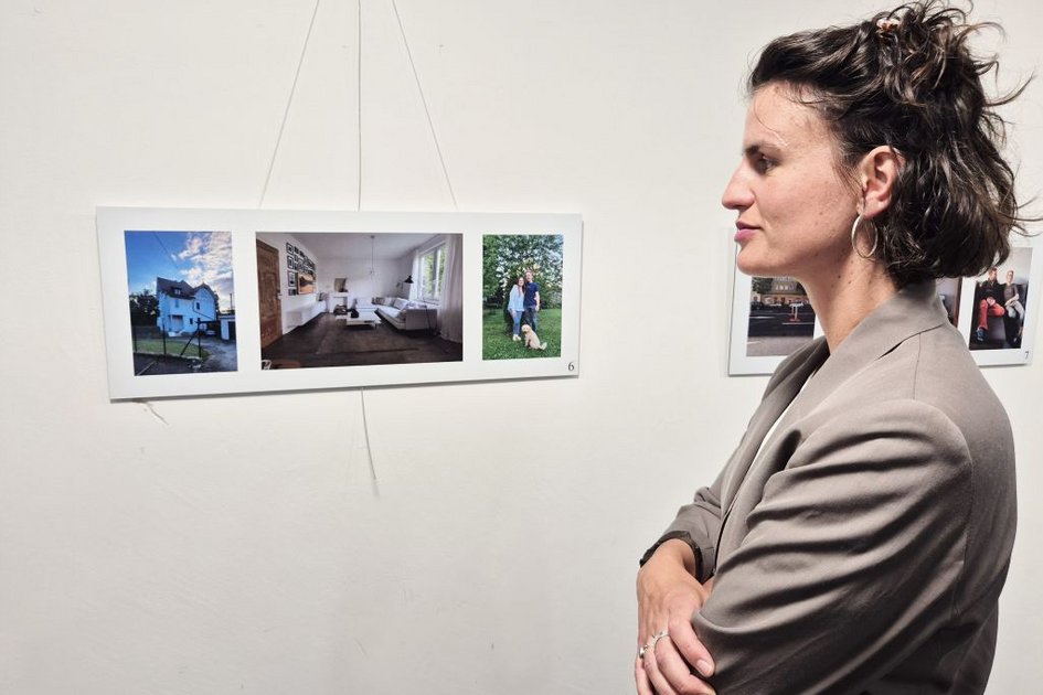 Soziologin Magdalena Bausch betrachtet ihre Bilder.