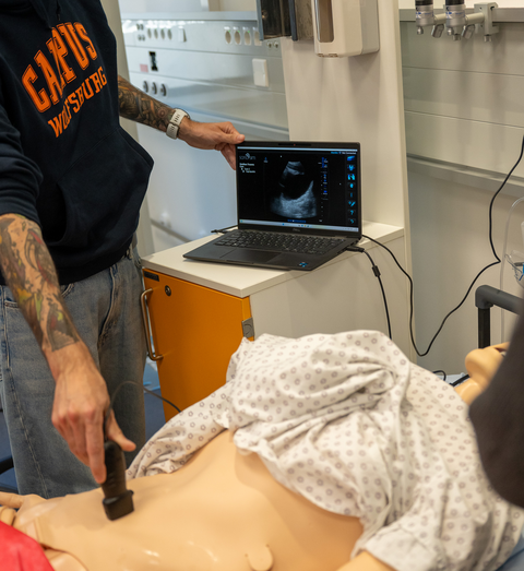 ein Mitarbeiter der Fakultät G beim Ultraschall