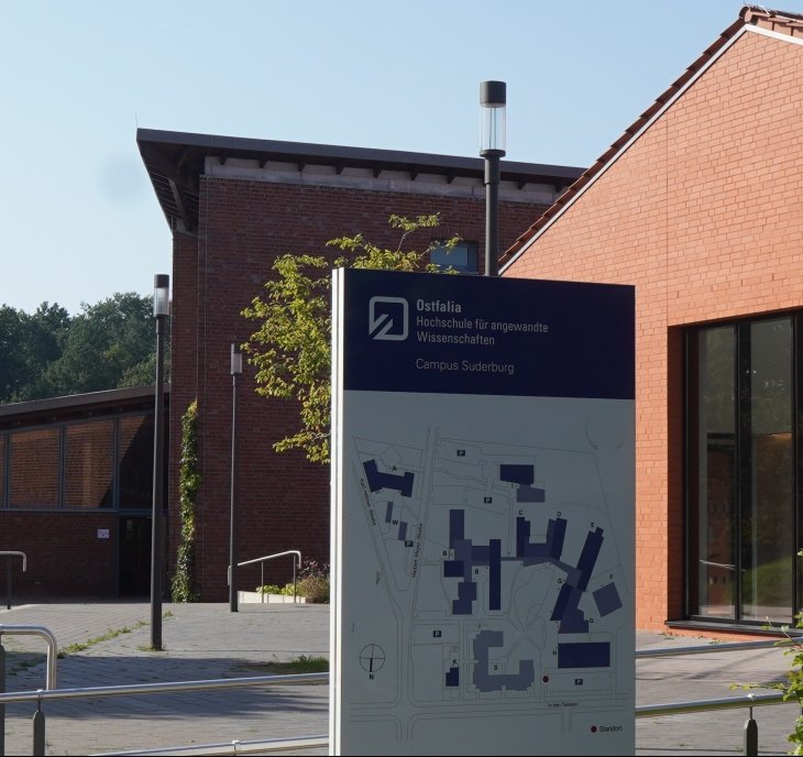 Bild vom Eingang des H-Gebäudes und dem Seiteneingang der Mensa in Suderburg.