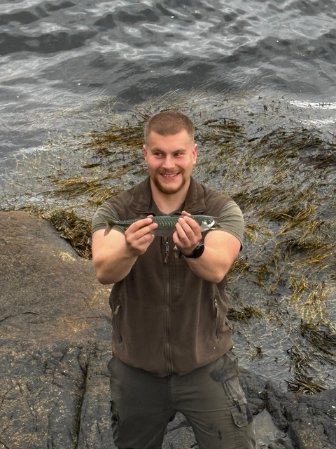 Studierender mit geangeltem Fisch (öffnet Vergrößerung des Bildes)
