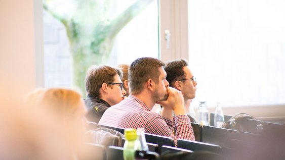 Nahaufnahme eines Gastes bei der Fachtagung 2026 in der Aula der Ostfalia Hochschule
