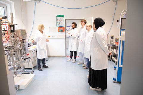 Schüler und Schülerinnen im Labor der Fakultät Versorgungstechnik (öffnet Vergrößerung des Bildes)