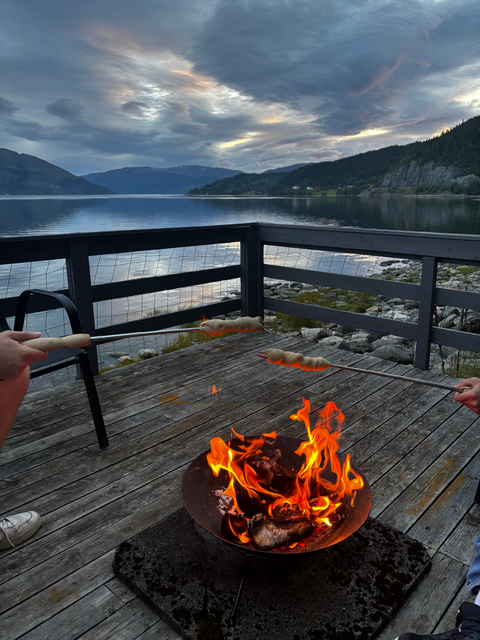 Ein Abend am Lagerfeuer mit Ausblick auf die Fjorde von Norwegen (öffnet Vergrößerung des Bildes)