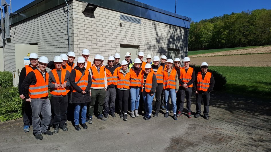 Gruppenbild von Studierenden der Fakultät Versorgungstechnik vor einer Gasdruck-, Regel- und Messanlage.