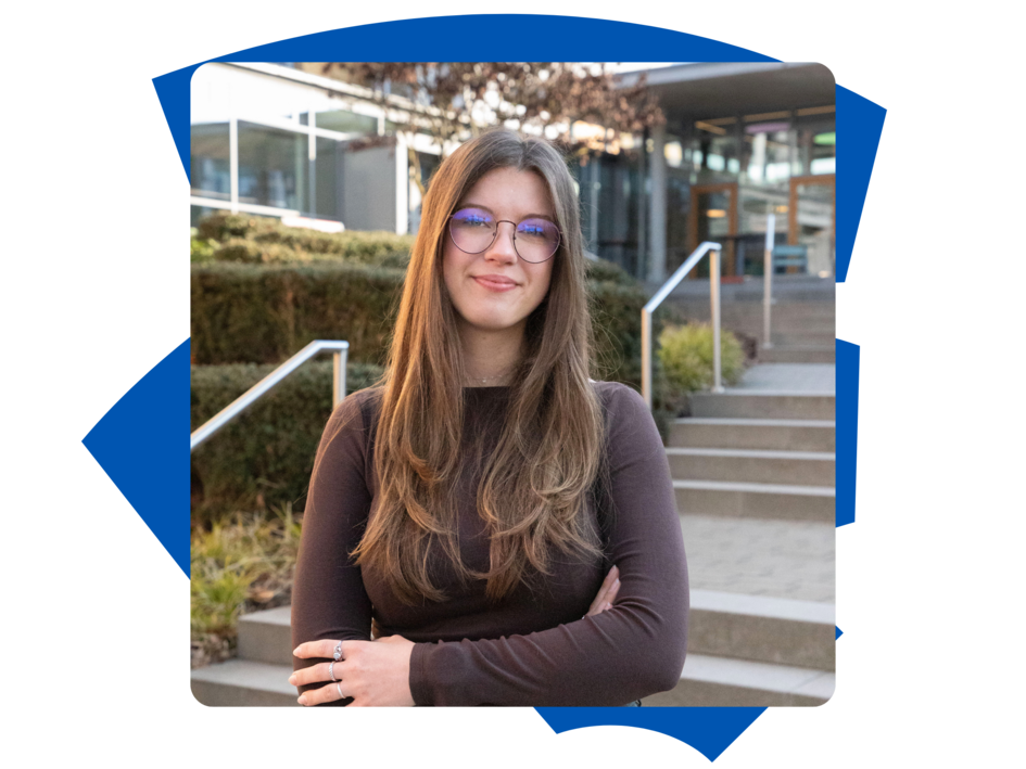 Portraitfoto von Studentin Julia auf dem Campus in Wolfenbüttel