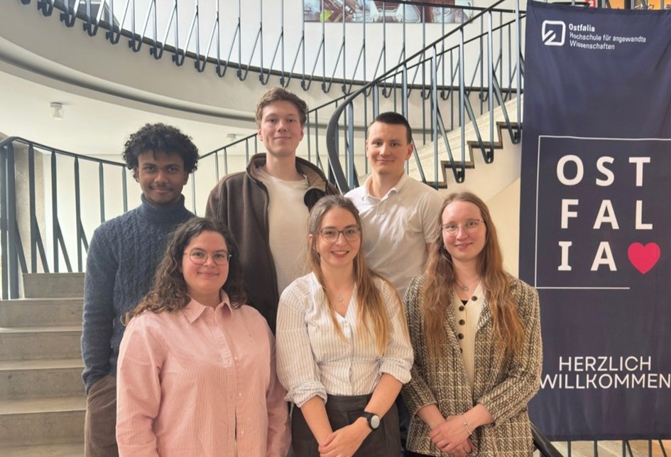 Erste Reihe von links: Lena Nemack, Julia Richter, Esther SchaaZweite Reihe von links: Joshua Lartey, Henri Tempel, Lars Dietzschold