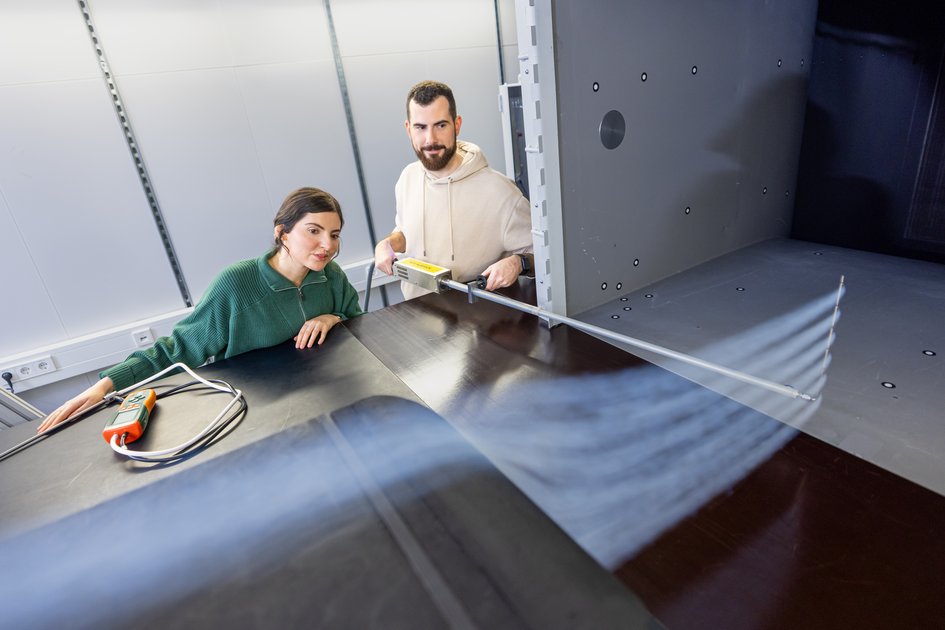 Zwei Studierende der Ostfalia Hochschule am Campus Wolfsburg. Dort kann man unter anderem Automotive Engineering studieren.