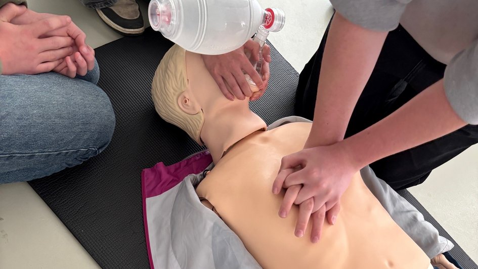 Ein Schüler übt an einem Dummy eine Wiederbelebung (öffnet Vergrößerung des Bildes)