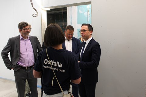 Der niedersächische Minister für Wissenschaft und Kultur, Falko Mohrs (rechts), besucht die Baustelle der neuen Ostfalia-Turnhalle am Exer in Wolfenbüttel. (öffnet Vergrößerung des Bildes)