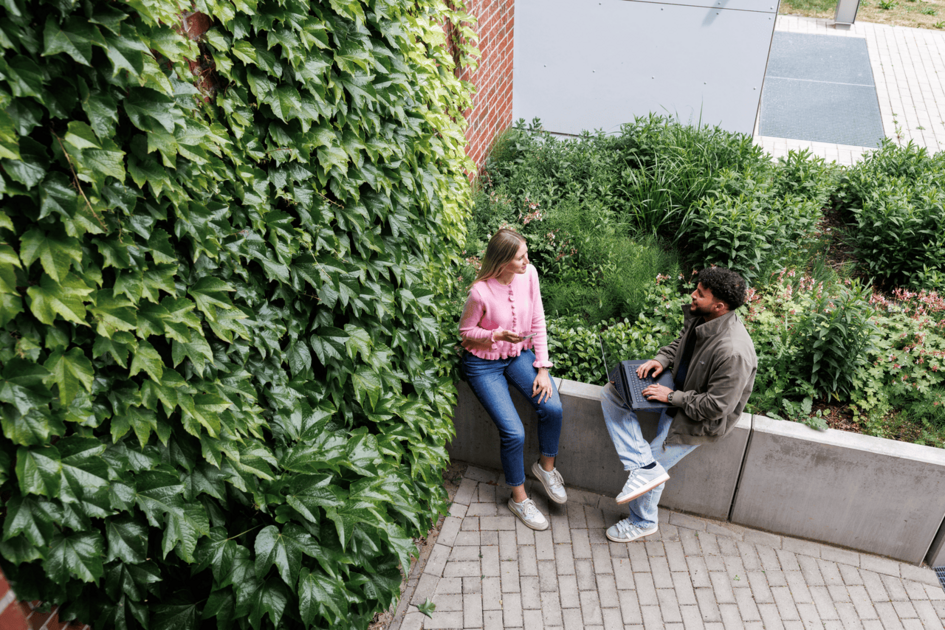 Studierende am Campus Suderburg nutzen die räumliche Flexibilitat des Studiengangs Soziale Arbeit Online.