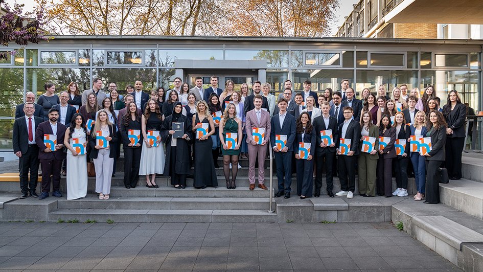 Gruppe von Personen in festlicher Kleidung.