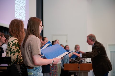 Der Ostfalia-Chor beim Auftritt in der Aula (öffnet Vergrößerung des Bildes)