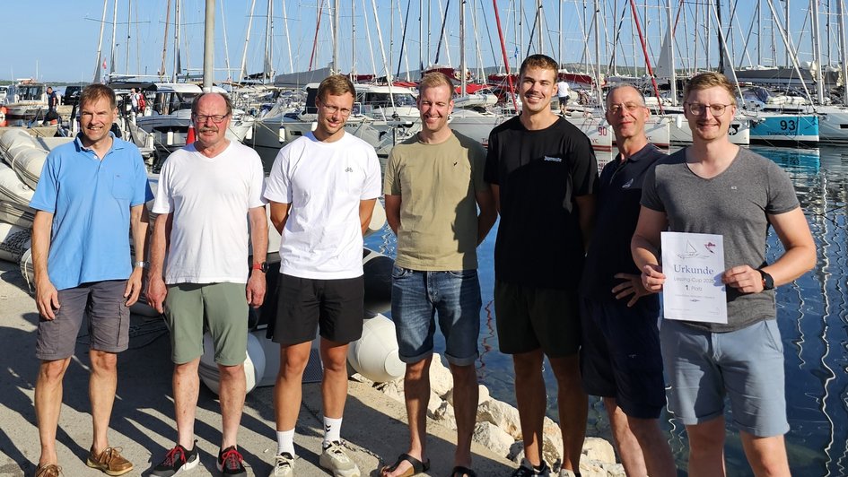 Die Segelgruppe Ostfalia hat ein Regattateam beim Lessing-Cup vor der kroatischen Adriaküste gestellt und den Titel gewonnen. Hier feiern Skipper und Crew ihren Erfolg.