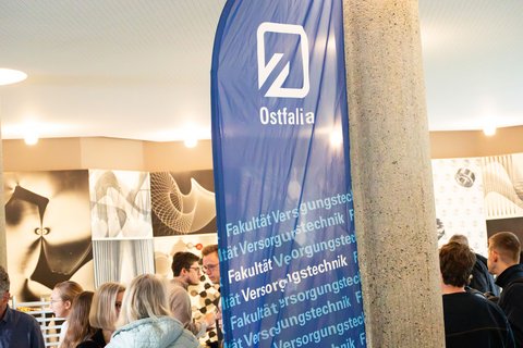 Fahne im Foyer der Fakultät Versorgungstechnik bei der Fachtagung 2026. (öffnet Vergrößerung des Bildes)