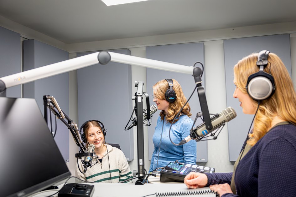Studierende der Ostfalia Hochschule im Podcaststudio am Campus Salzgitter. Dort kann man unter anderem Medienkommunikation studieren.